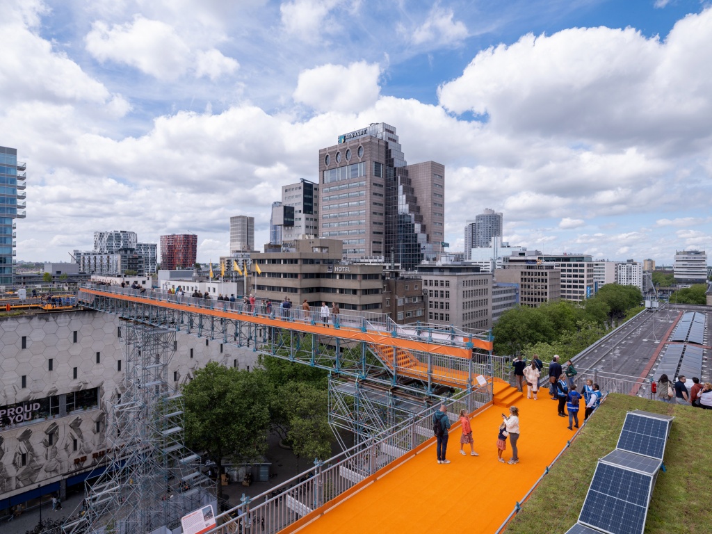Для любителей гулять по крышам: пешеходная инсталляция от MVRDV