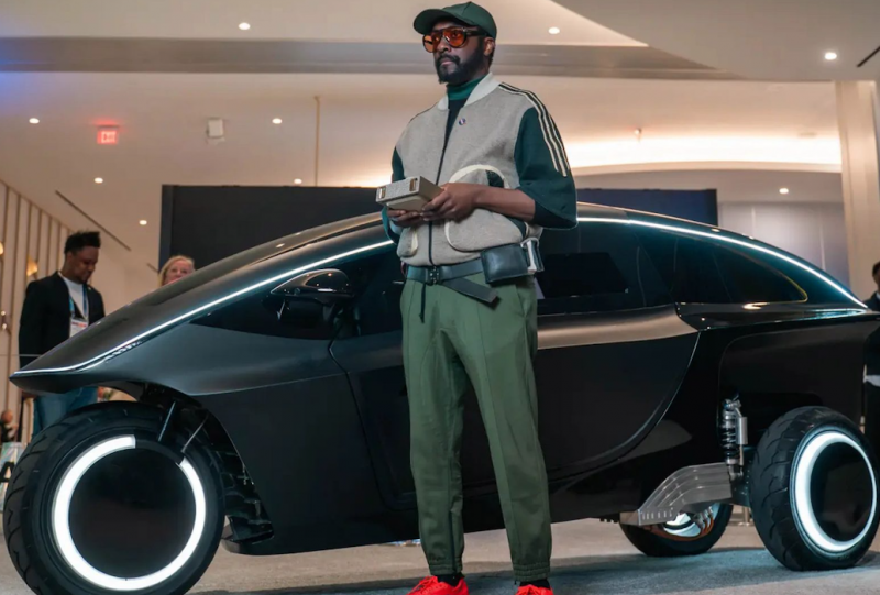 Will.i.am представляет трёхколёсный электромобиль с ИИ-ассистентом «в роли хозяина поездки»