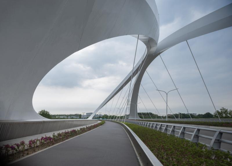 ZHA завершила строительство нового 295-метрового моста через реку  Цзянси в Чэнду