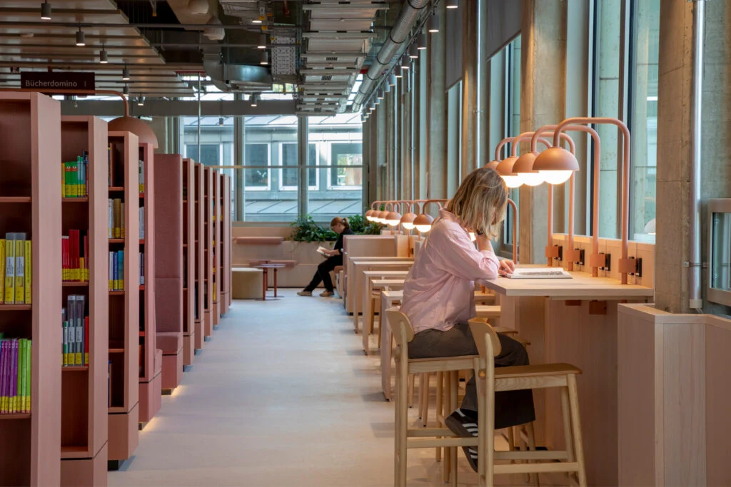 Вместо витрин - книги и люди: MVRDV превратила универмаг в городскую гостиную