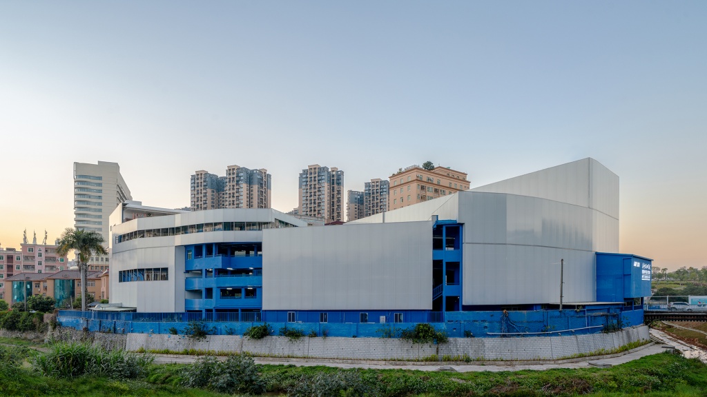 Сине-белая школа искусств в Лунхуа, Китай